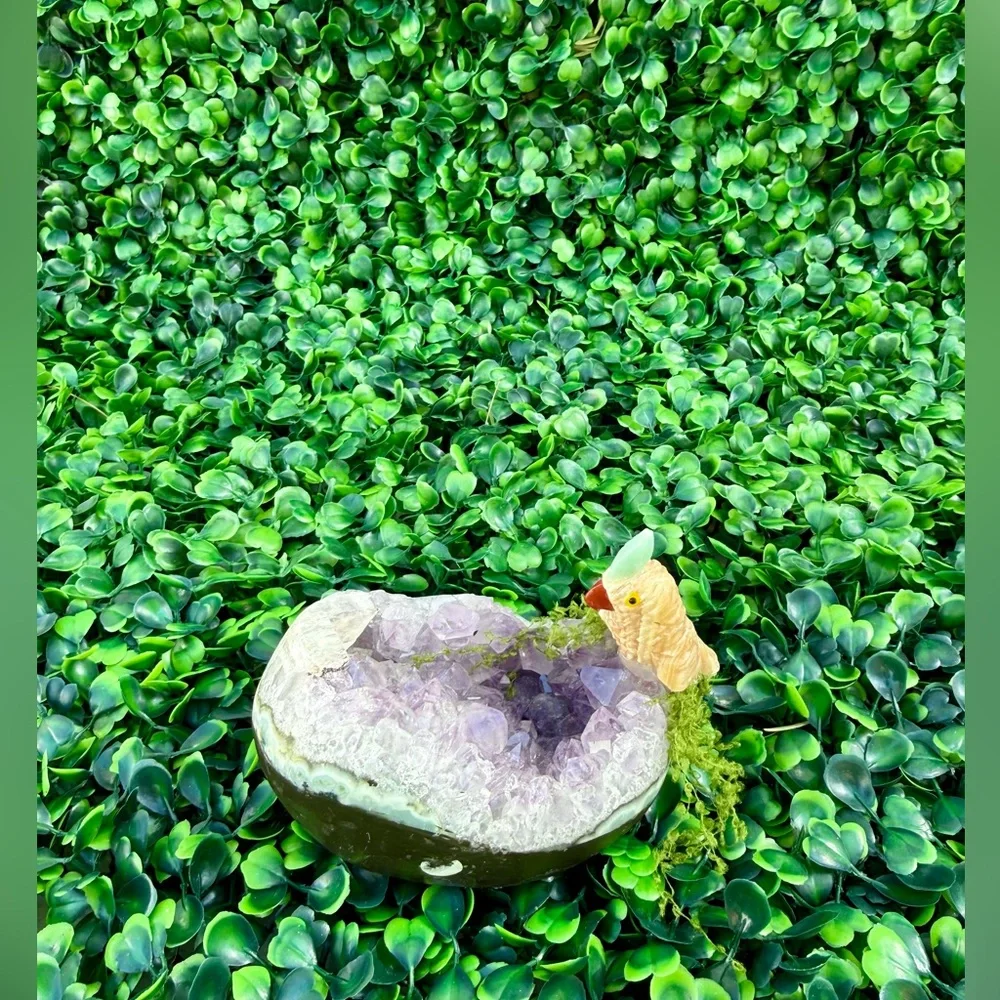 Parrot carving on Amethyst Egg – Symbol of Joy & Abundance - Picture 6 of 8